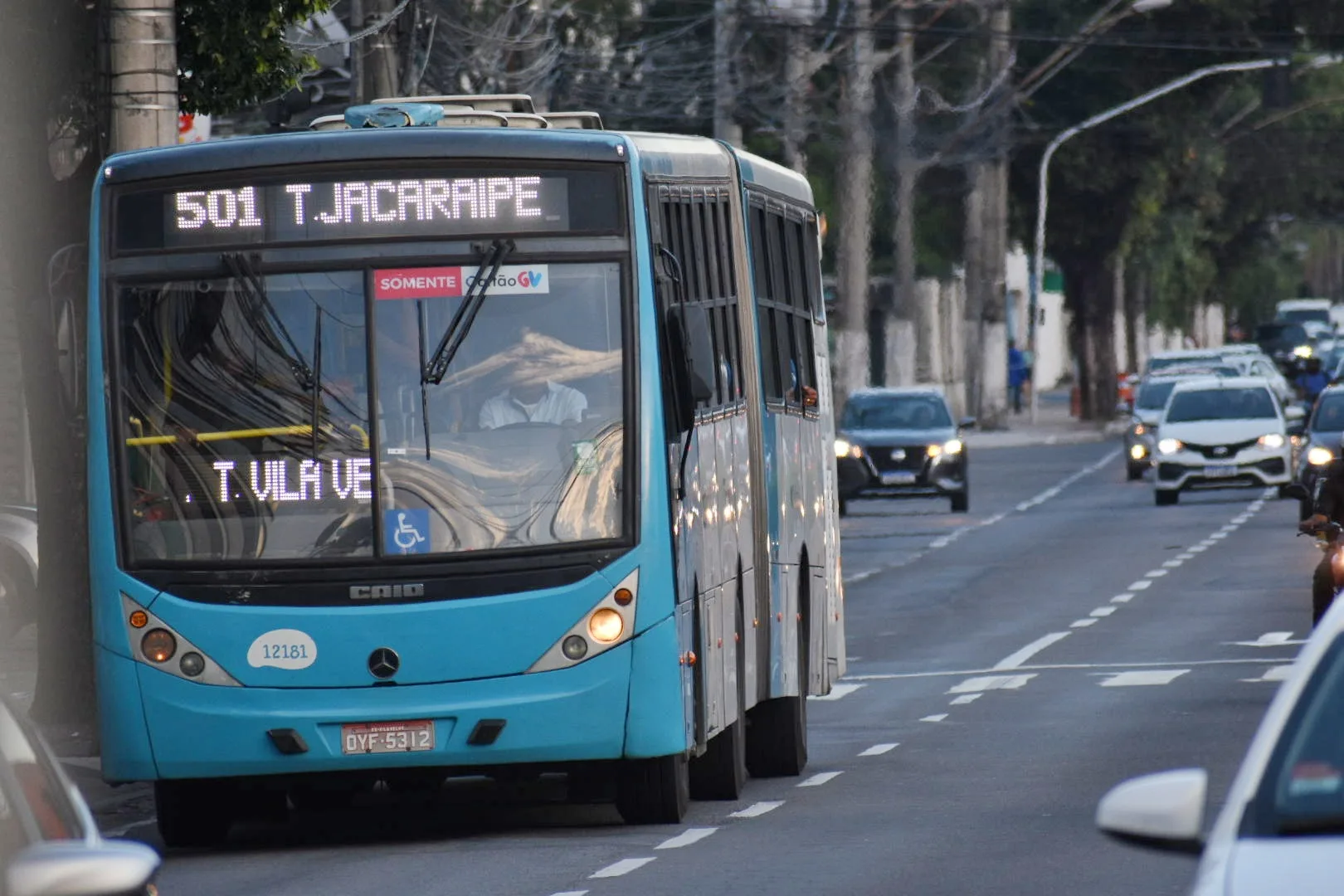 Homem ameaça estudantes com uma faca em ônibus transcol