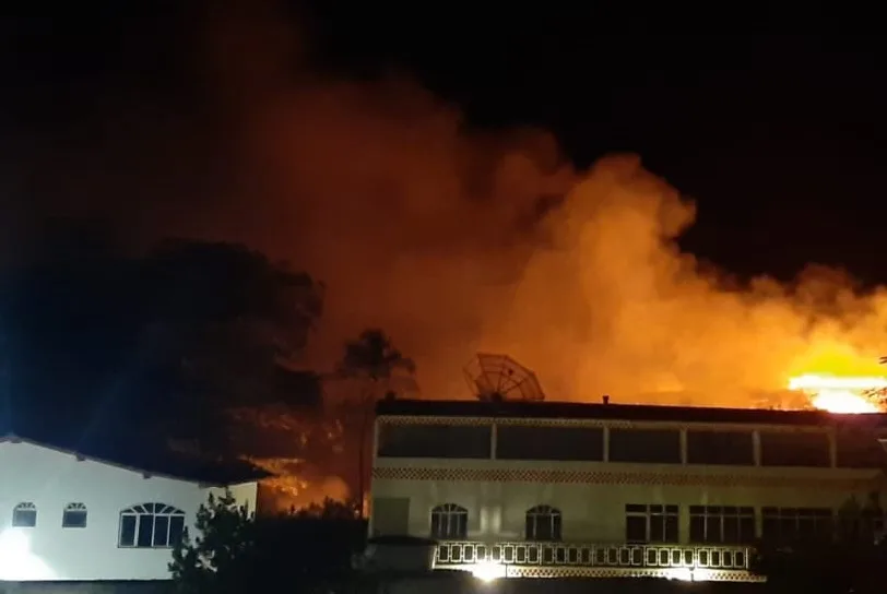 Incêndio atinge área de vegetação perto de casas em Três Praias, Guarapari