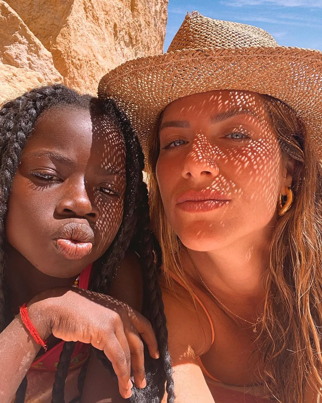 Dia em família: Giovanna Ewbank e Titi fazem pose em praia do Algarve