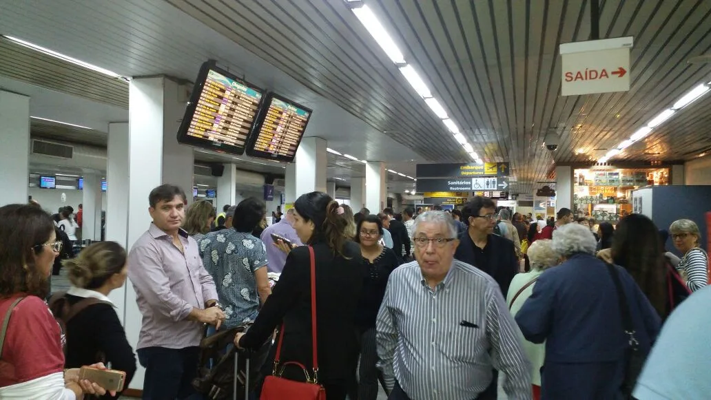 Voos são cancelados por causa da chuva e aeroporto fica lotado em Vitória