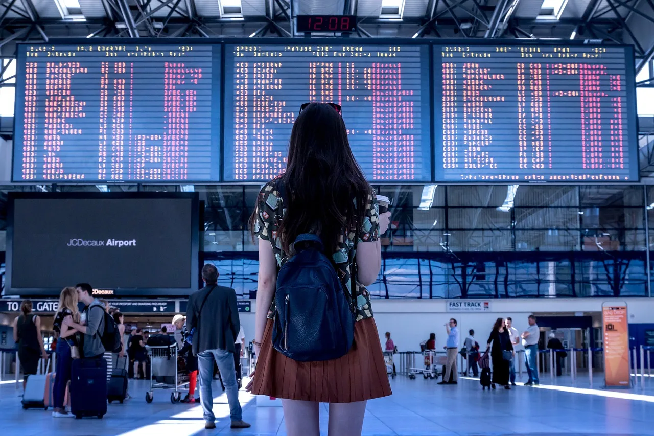 Vai viajar sozinha? Aeromoça faz guia com dicas práticas e de segurança; veja