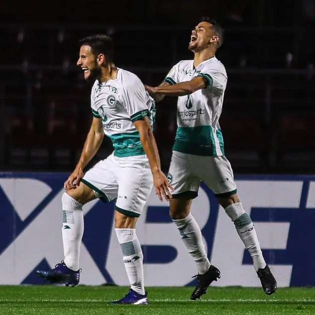 São Paulo perde para o Goiás, fica a 13 pontos do líder e é vaiado no Morumbi