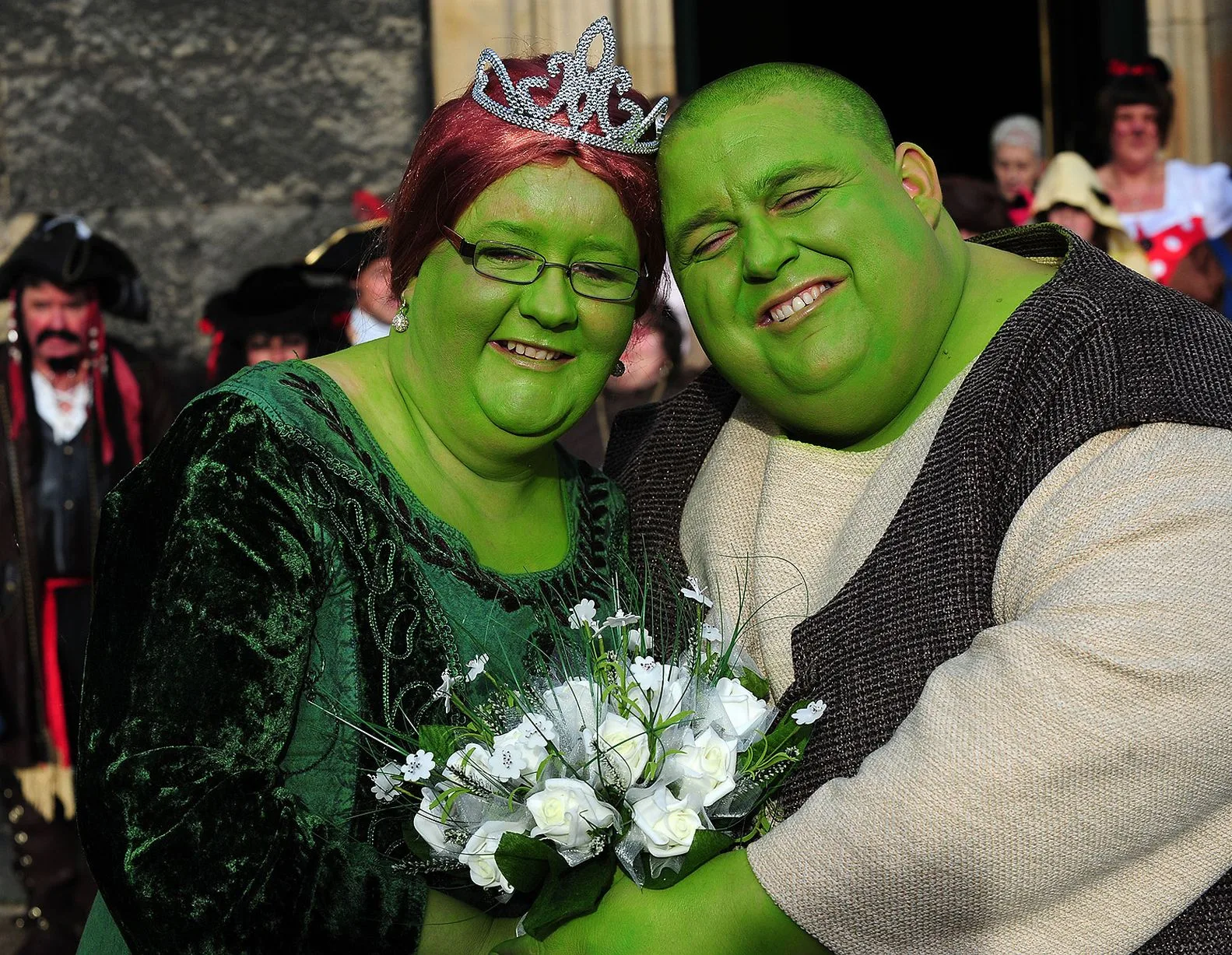 Casal se fantasia de Shrek e Fiona para cerimônia de casamento