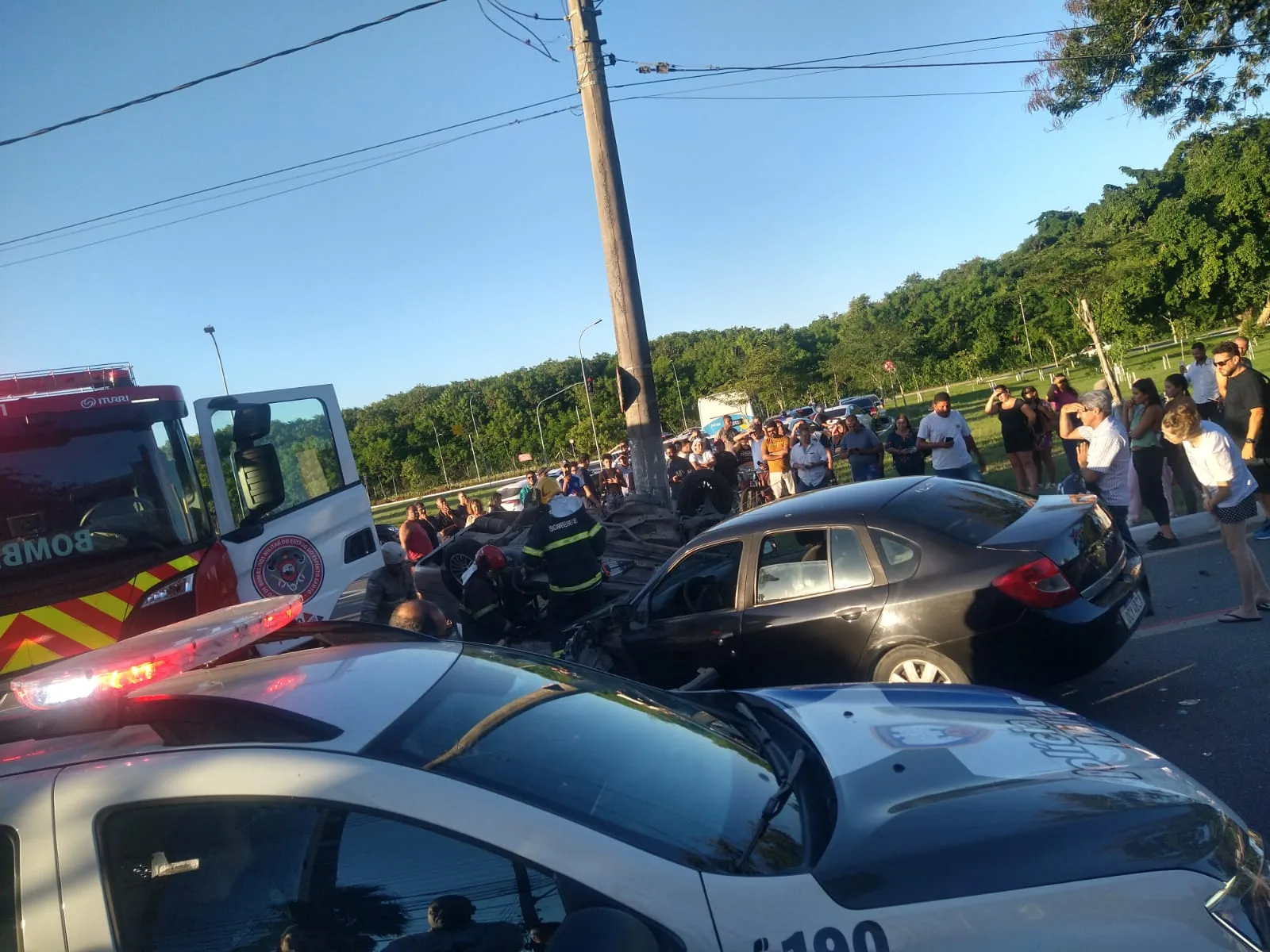 Acidente grave destrói carro e deixa motorista ferido em Vitória