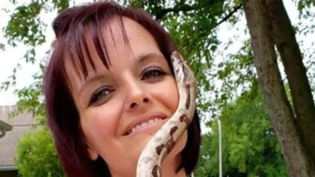 Mulher é encontrada morta com cobra enrolada no pescoço
