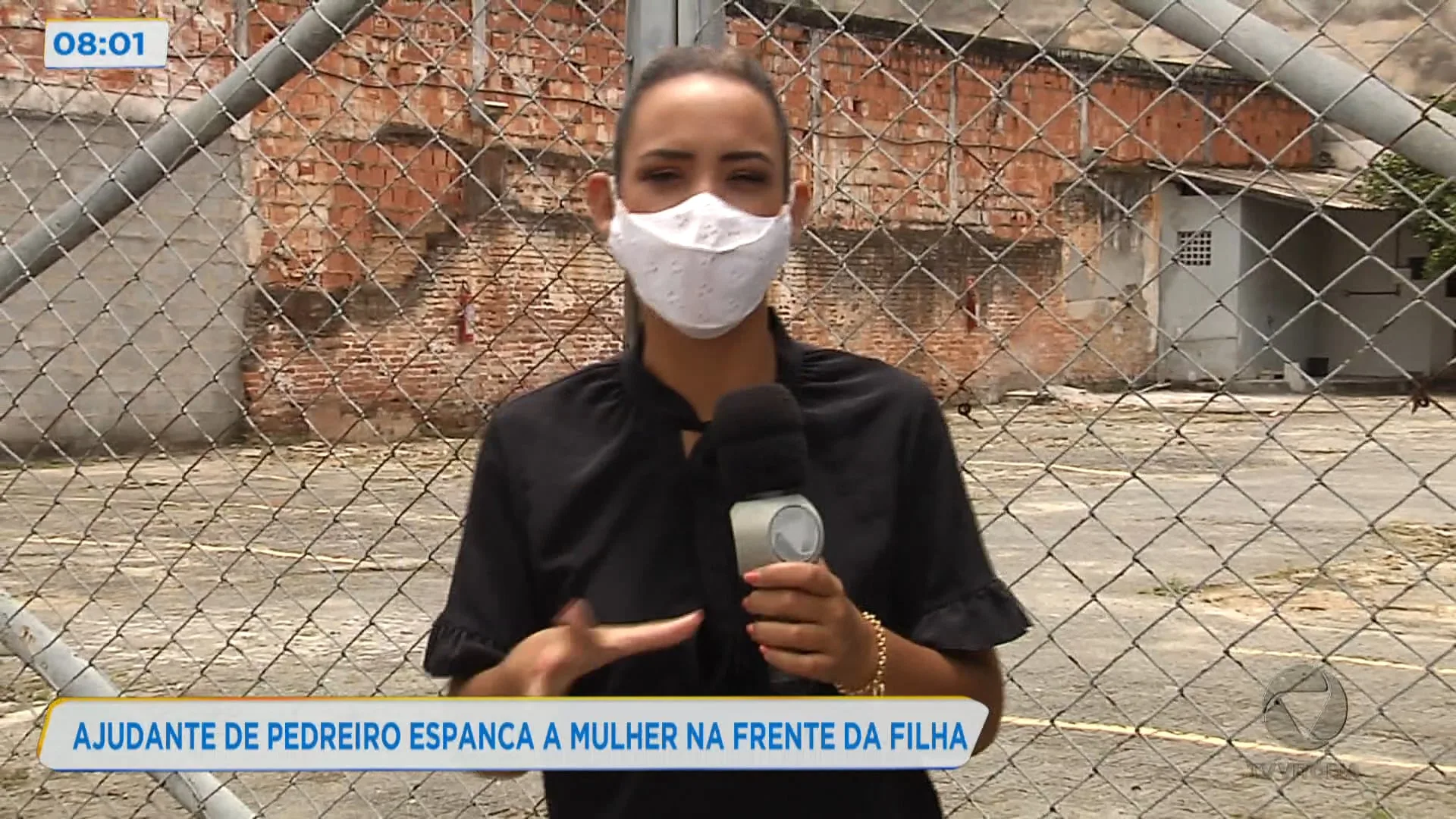 Ajudante de pedreiro espanca a mulher na frente da filha