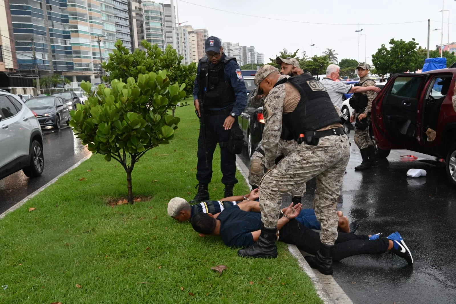 Quadrilha que praticava "sequestro do Pix" em Jardim da Penha é presa na orla de Camburi