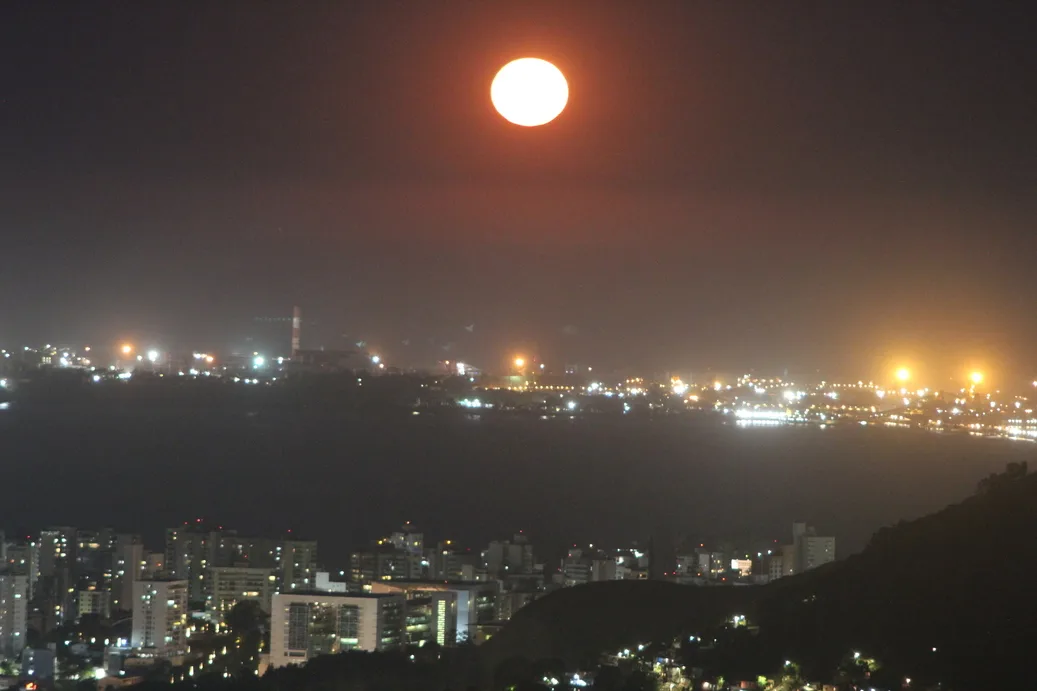 Confira as fotos da Superlua que deu um show no céu da Grande Vitória e reveja a transmissão feita pela Ufes