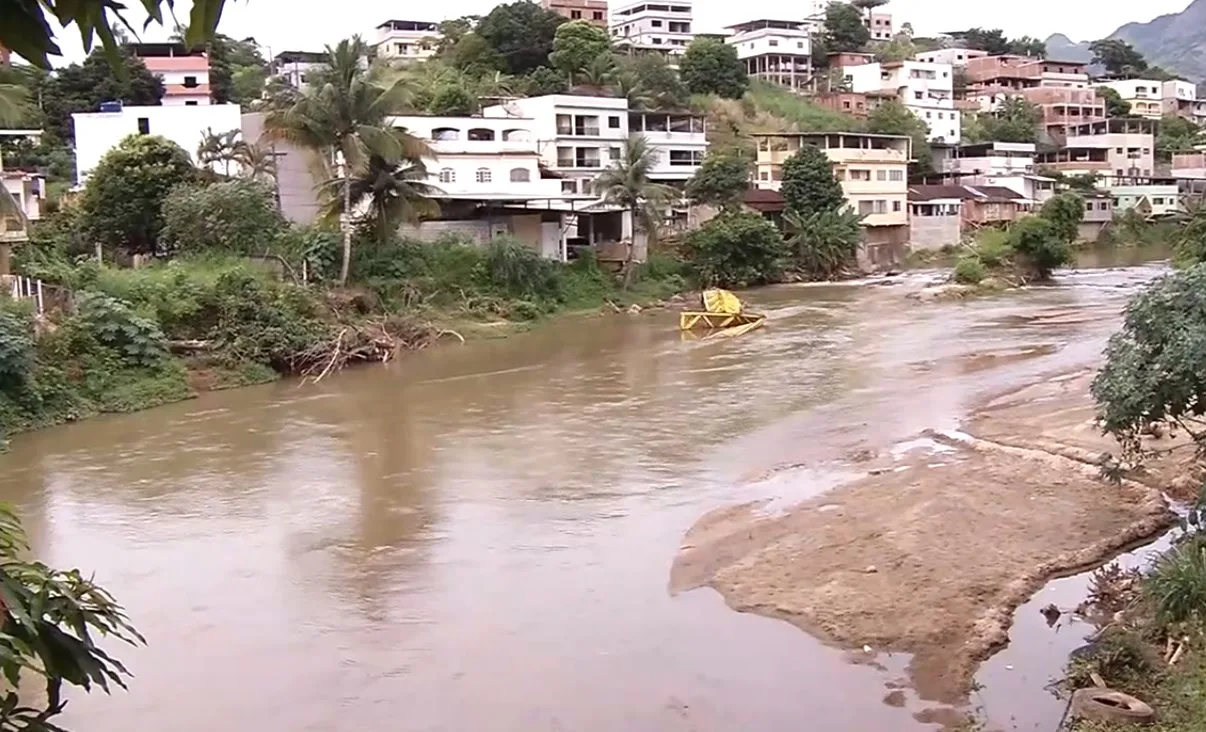 Um ano após enchente que devastou Iconha, moradores seguem apreensivos com assoreamento do rio