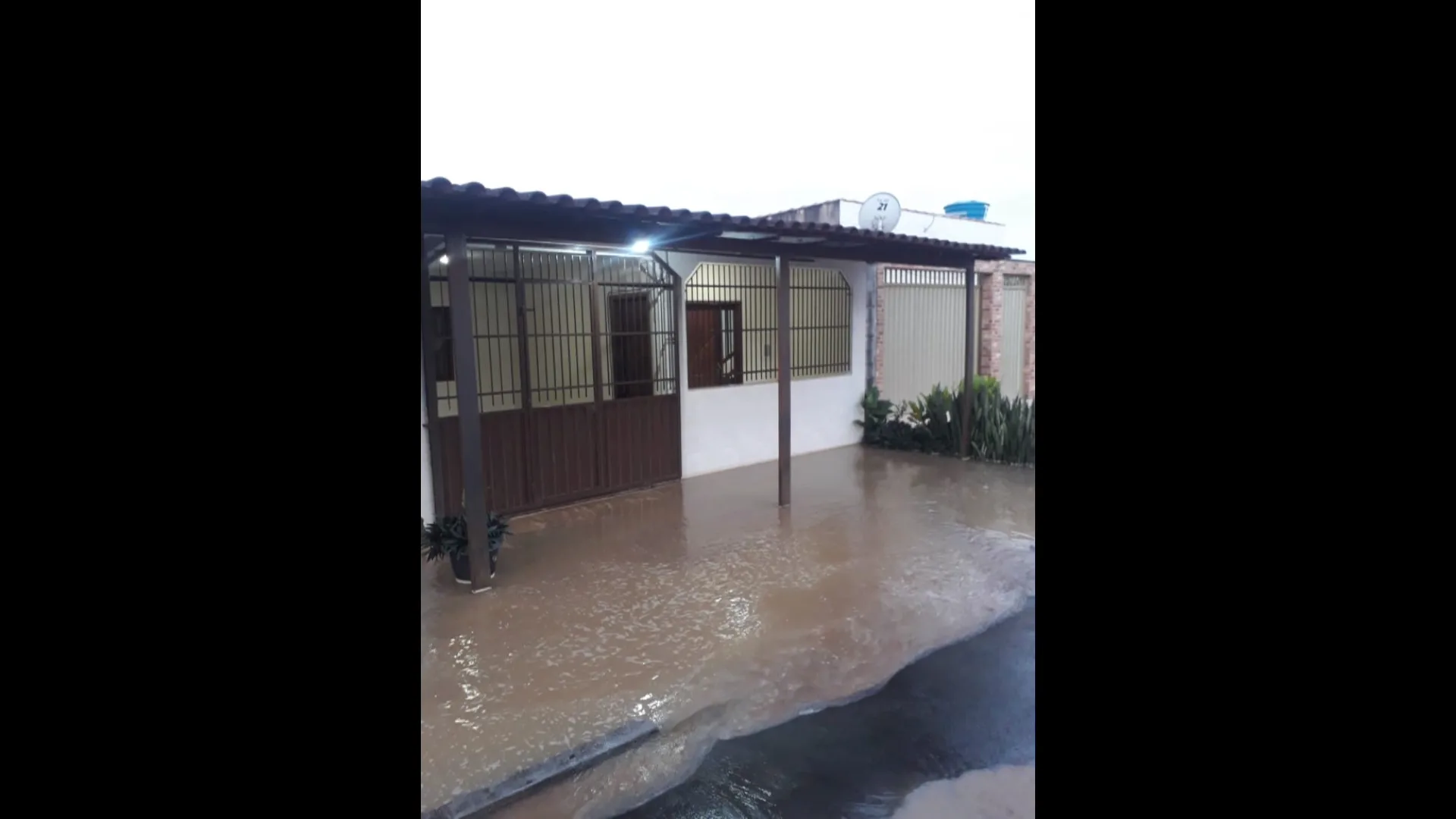 VÍDEO | Rua alaga em Bairro Operário e causa transtorno a moradores