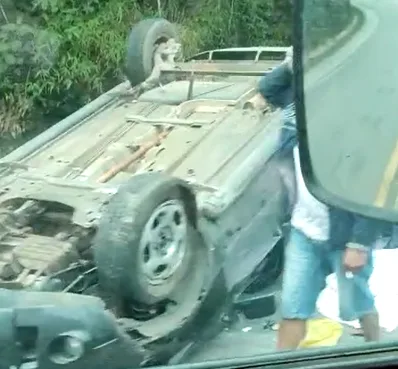 Capotamento deixa um morto e feridos na BR-262, em Domingos Martins