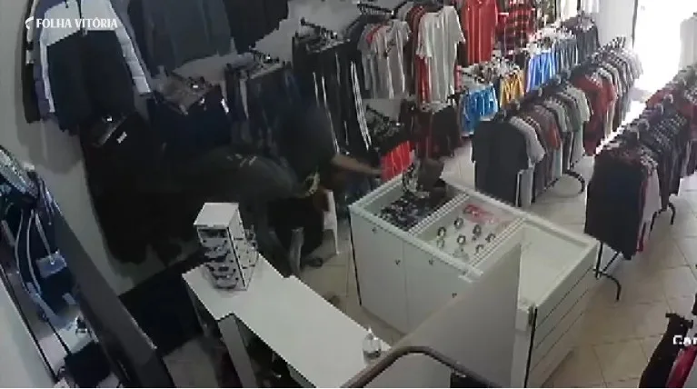 VÍDEO | Comerciante é agarrada por cliente dentro de loja em Cariacica