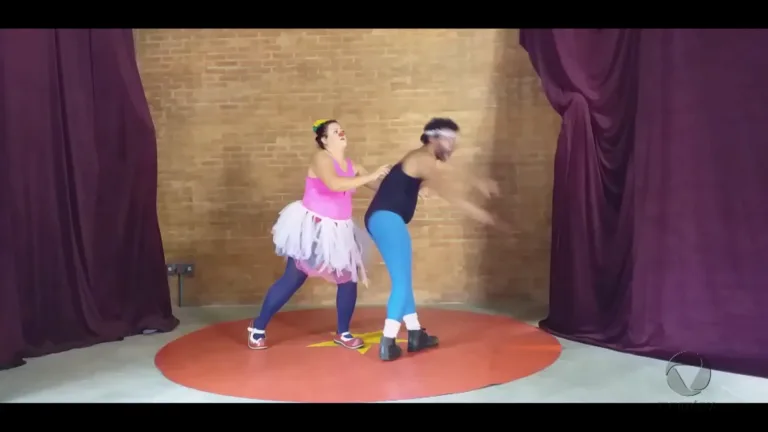 Artistas apresentam peças de teatro pela internet