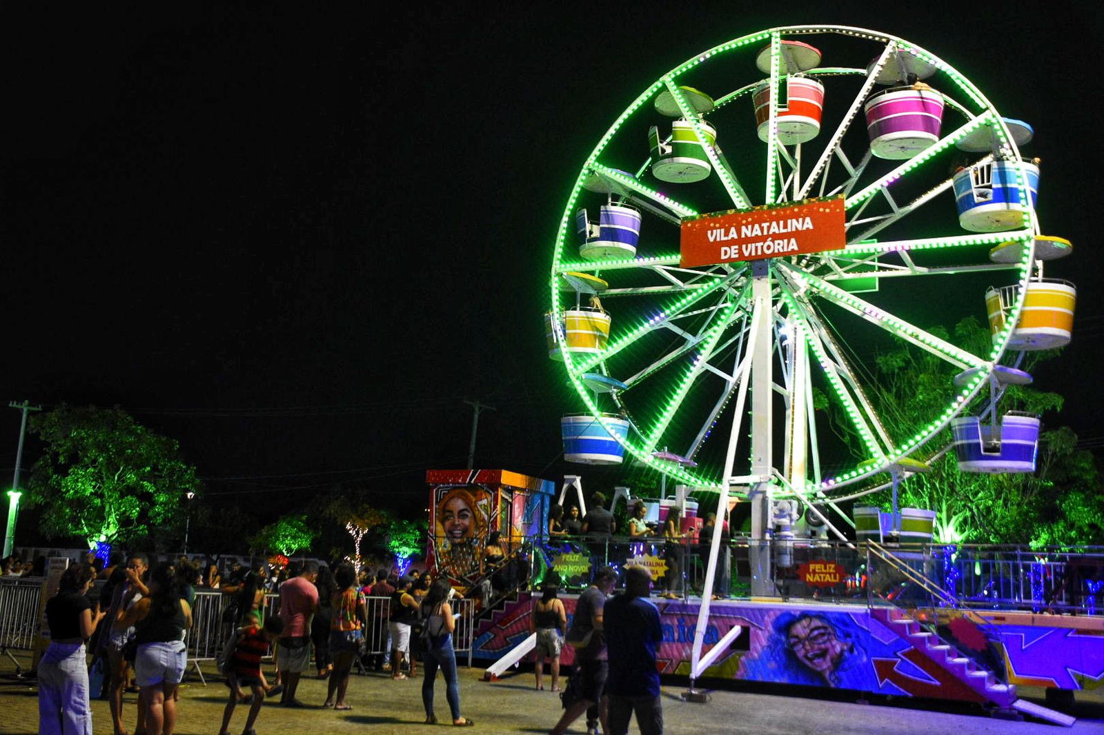 É de graça? Veja como se divertir na roda-gigante e tobogã na Vila de Natal, na Praça do Papa