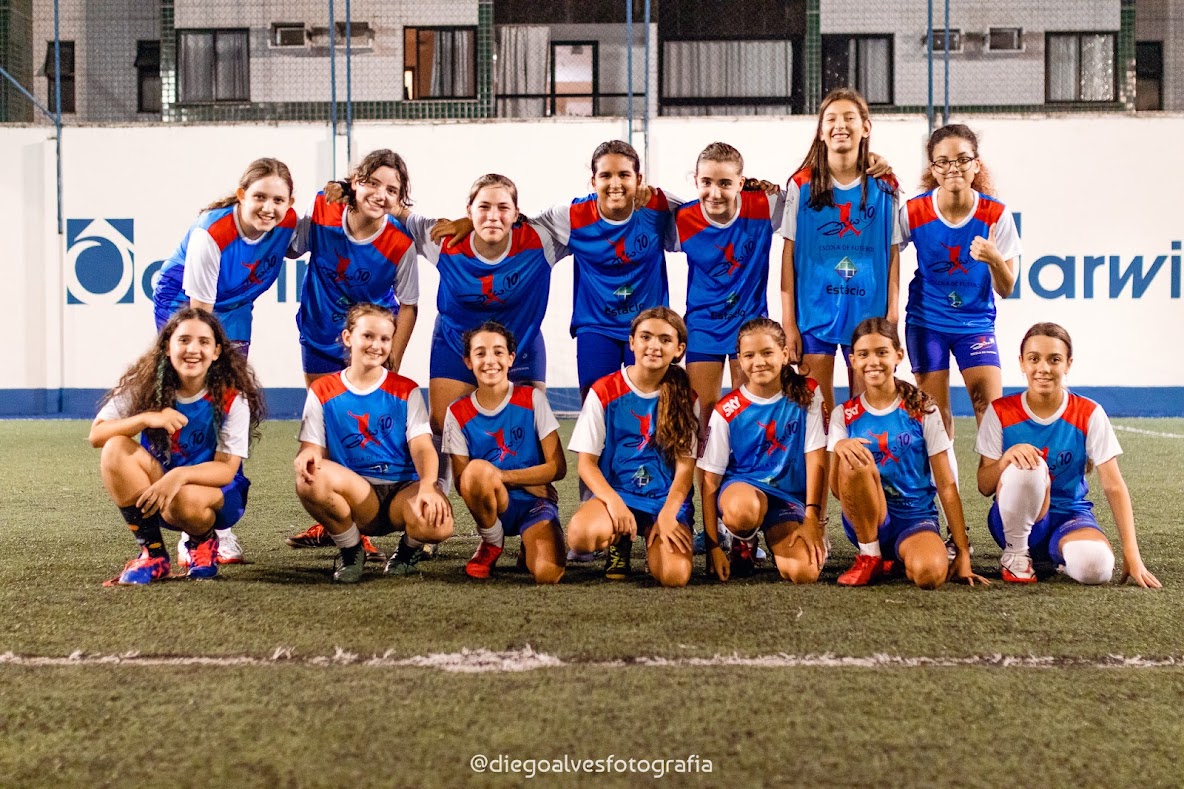 Futebol feminino em alta: 137 meninas treinam em escolinha em Vitória