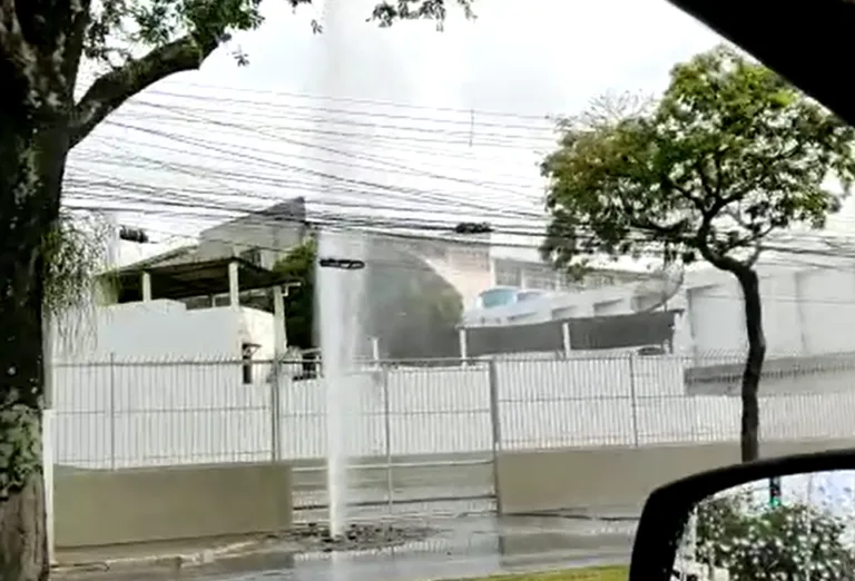 VÍDEO | Chafariz em Vitória? Vazamento de água na Curva do Saldanha chama atenção