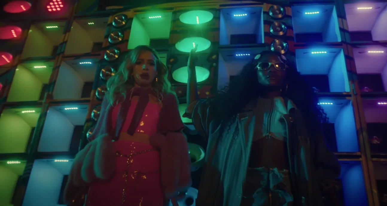 Pela segunda vez, Ludmilla usa atriz apontada como sósia de Anitta em clipe