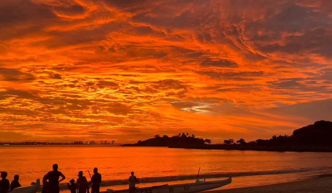 FOTOS | Amanhecer com céu alaranjado chama a atenção no ES