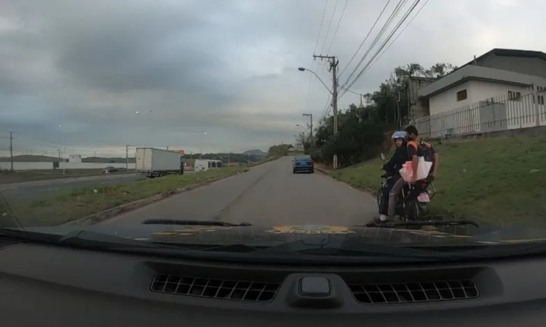 VÍDEO | Motociclista desobedece ordem da PRF e quase provoca acidente na BR-101