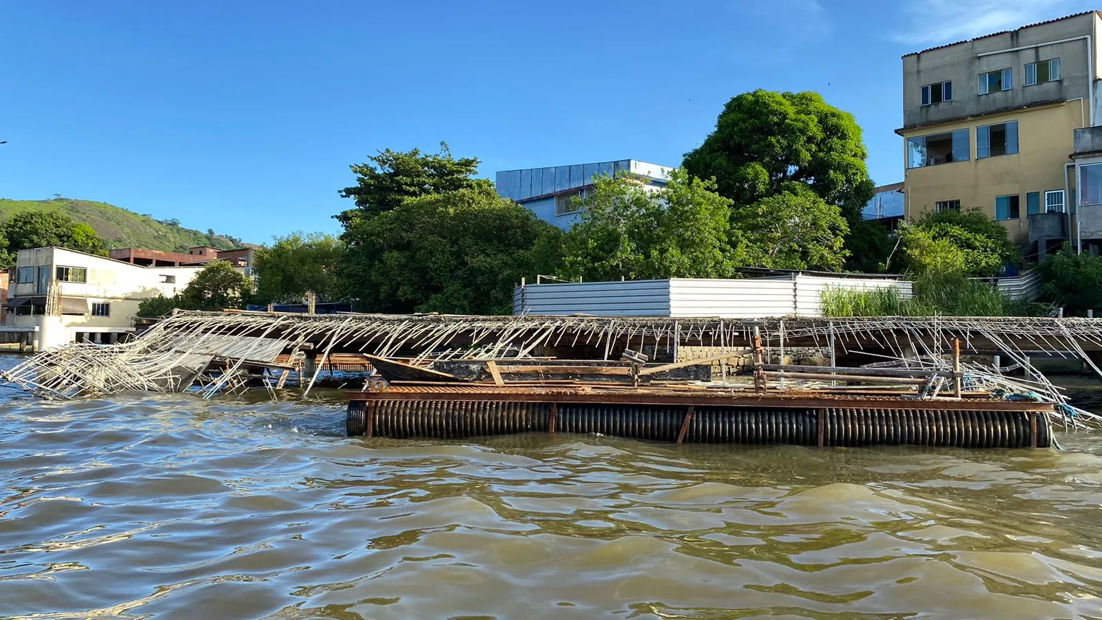 VÍDEO | Em obras, estrutura de 30 metros do píer na orla de São Pedro desaba em Vitória