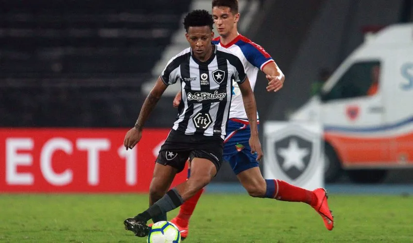 Volante do Botafogo prevê jogo duro mesmo contra reservas do Inter