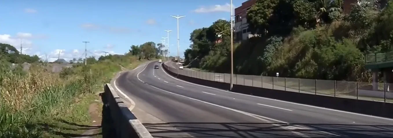 Caminhoneiro leva fechada na Rodovia do Contorno e é sequestrado