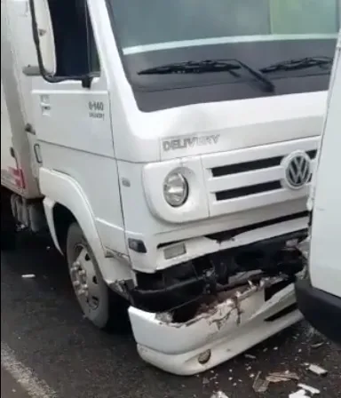 VÍDEO | Engavetamento entre seis carros complica trânsito na Serra