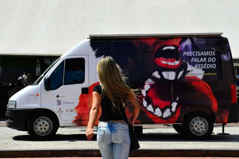 São Paulo – A van-estúdio do projeto Precisamos falar do assédio, onde mulheres são convidadas a gravar um depoimentos sobre qualquer tipo de assédio que tenham sofrido, ficou estacionada na Praça do Patriarca. Depois da gravação, os depoimentos serão editados em um vídeo longo que será exibido ao ar livre, nas empenas da cidade (Rovena […]