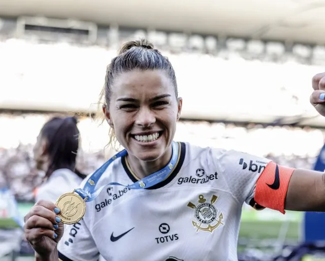 Tamires, capitã do Corinthians, se desculpa após usar chuteira verde em jogo com Santos