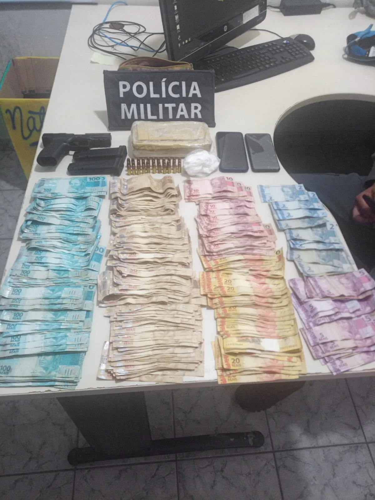 Dupla é presa com mais de R$ 18 mil, drogas e arma na praça da rodoviária em São Mateus