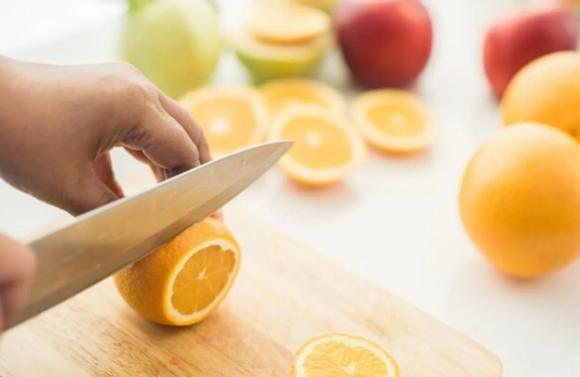 Frutas cítricas e plantas podem causar manchas na pele; saiba como prevenir