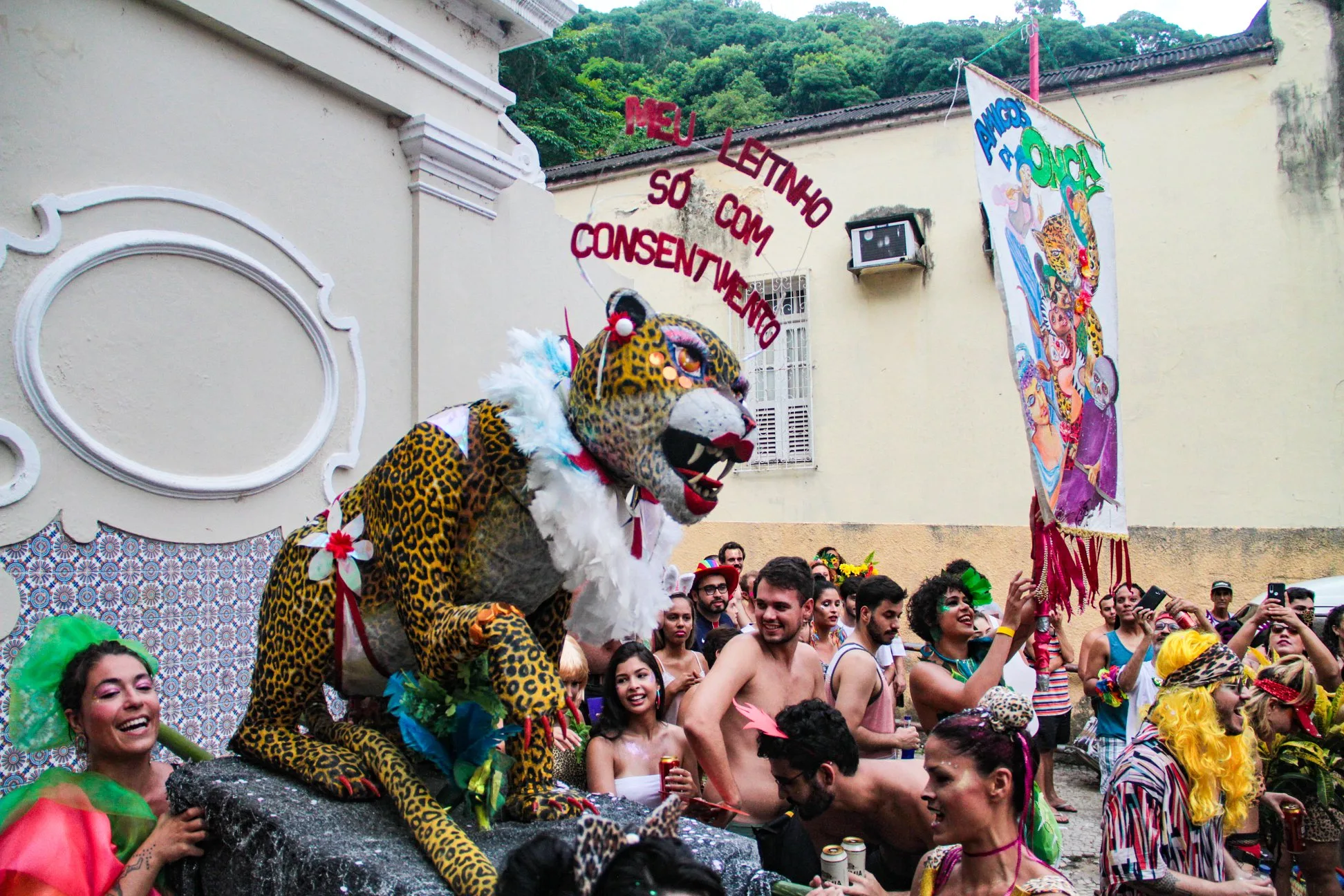 Sextou! Bloco Amigos da Onça faz festa para esquenta de Carnaval