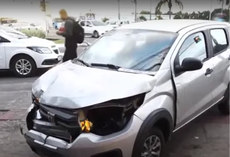 Motorista foge após avançar o sinal e provocar acidente em Vitória