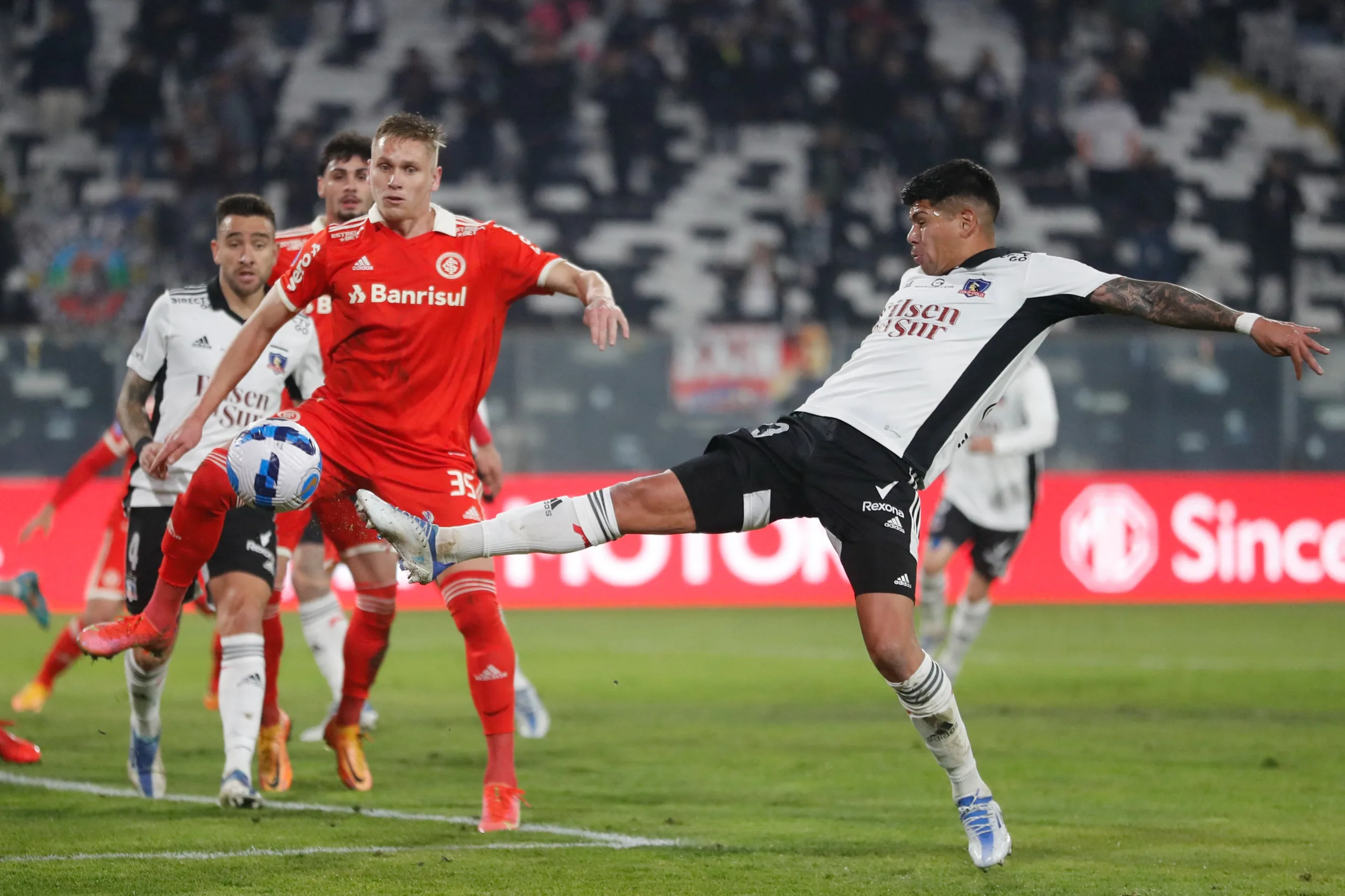 Inter joga mal, perde do Colo-Colo e se complica na Copa Sul-Americana