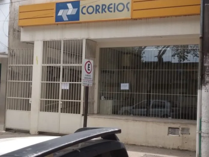 Criminosos armados assaltam agência dos Correios em Aracruz