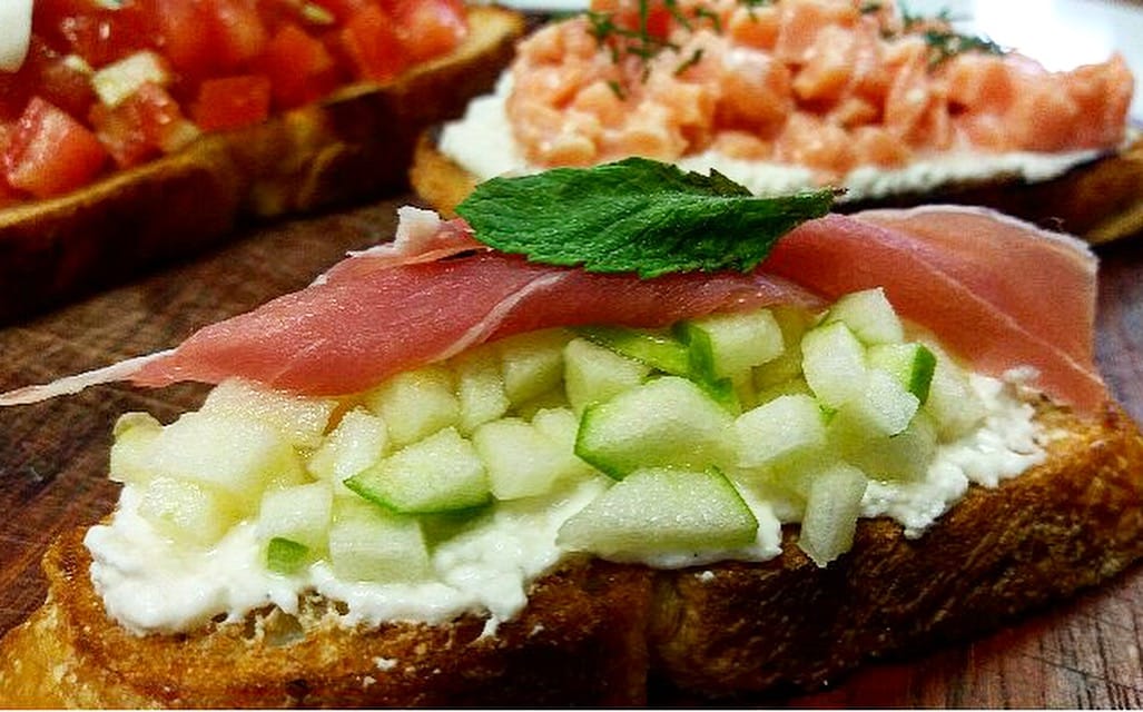 Aprenda a fazer 3 bruschettas: siciliana, de salmão e de maçã verde