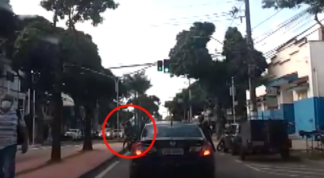 VÍDEO | Adolescente é encontrado pilotando moto com duas placas diferentes na Serra