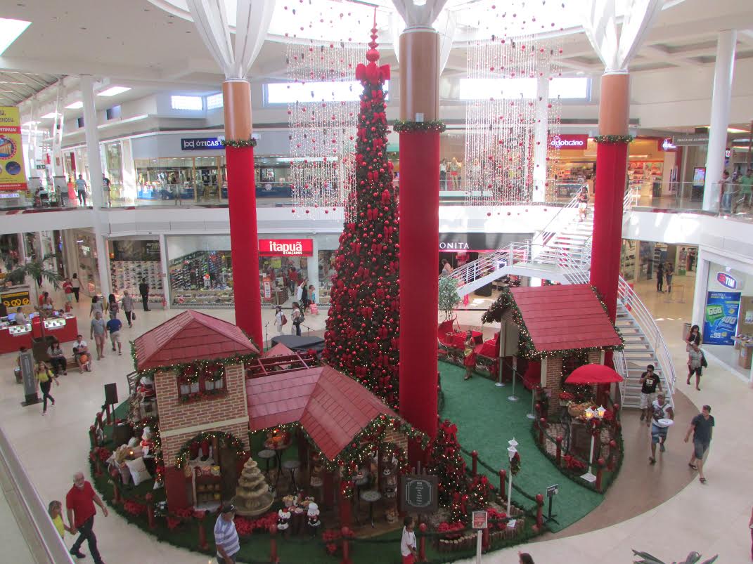 Papai Noel chega aos shoppings da Grande Vitória com bicicleta, trem e até trio elétrico