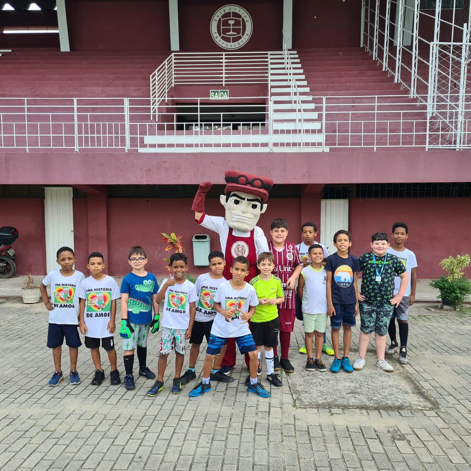 Mascote da Desportiva realiza ação e  promove diversão de crianças no Engenheiro Araripe