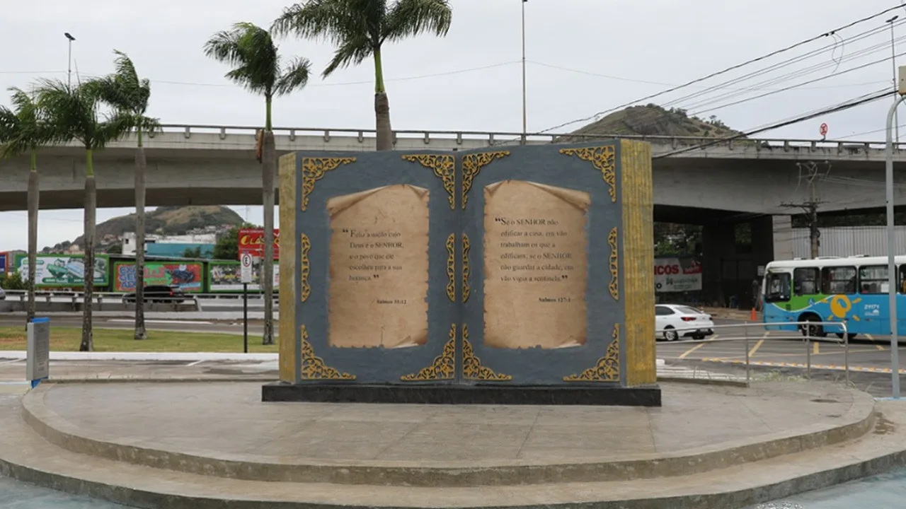 Monumento da Bíblia de R$ 165 mil é instalado na entrada de Cariacica