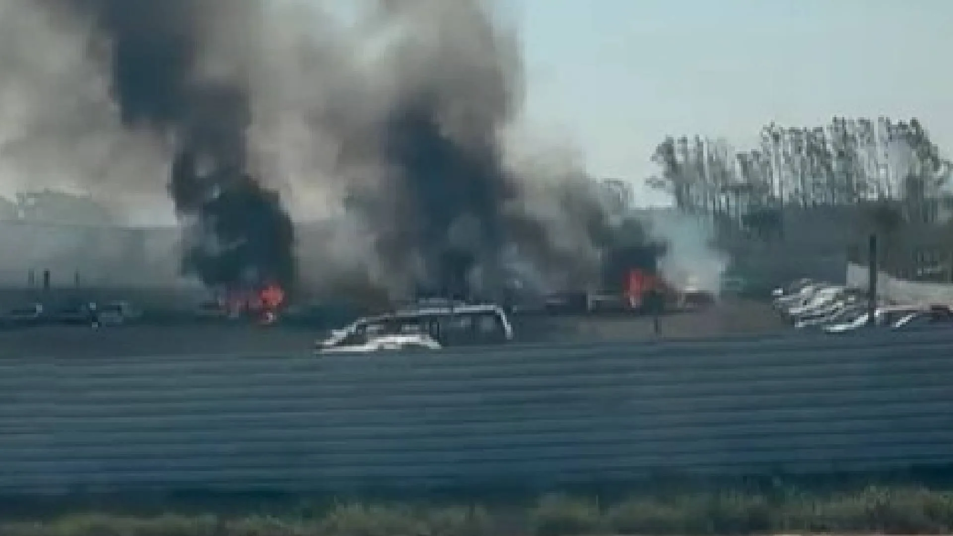 VÍDEO| Incêndio atinge pátio de veículos da PRF em Linhares