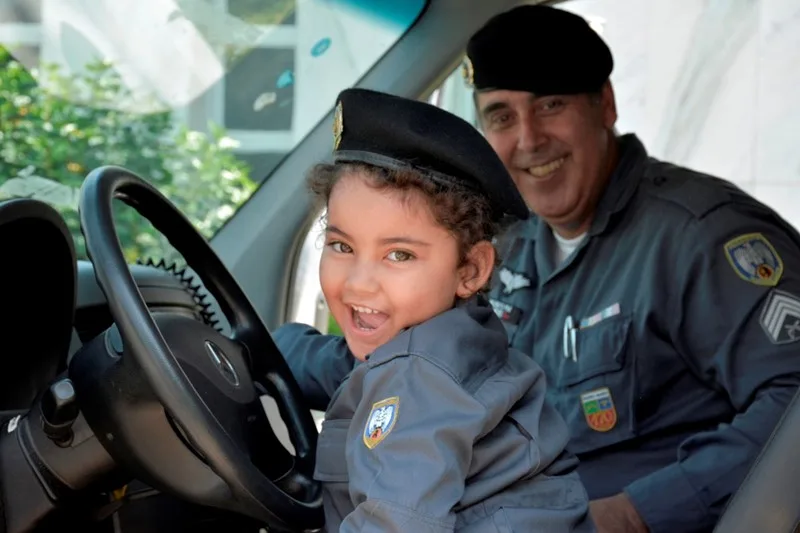 À pedido da mãe, filha de paciente com câncer realiza sonho de conhecer a Polícia Militar