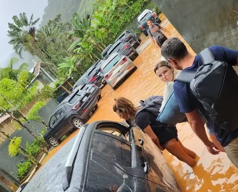 Filha de Fafá de Belém mostra hotel inundado em chuva no litoral de São Paulo