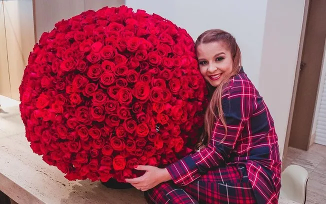 Após reatar namoro pela 6ª vez, Maiara ganha buquê com 732 rosas de Fernando: 'Meu presente de Deus'