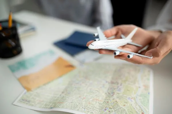 Uso de máscara em aeroportos e voos não é mais obrigatório na Europa