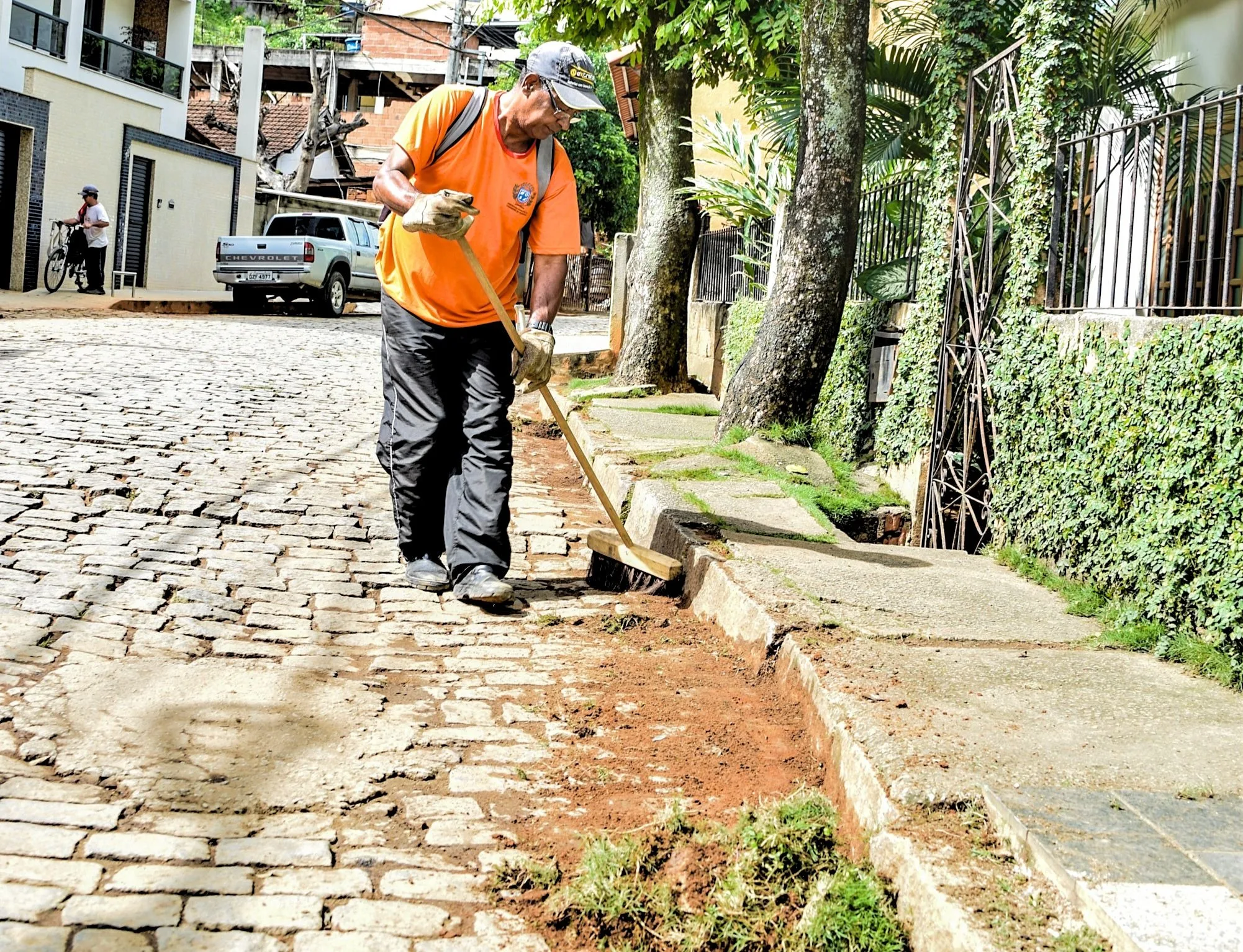 Mutirão de limpeza atende dez bairros de Cachoeiro