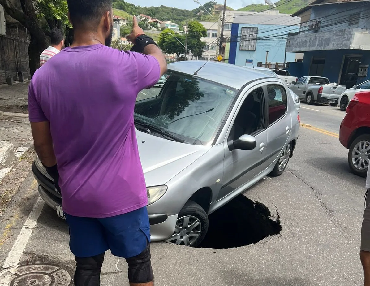 VÍDEO | Asfalto de avenida de Vitória cede e carro tem roda dianteira engolida