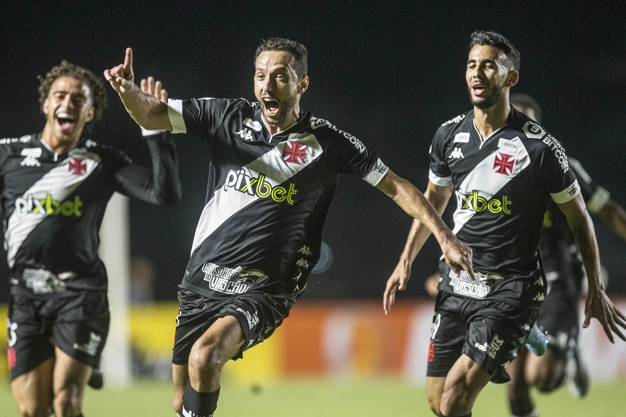 Vasco supera o Brusque com dois gols de Nenê e assume a vice-liderança na Série B