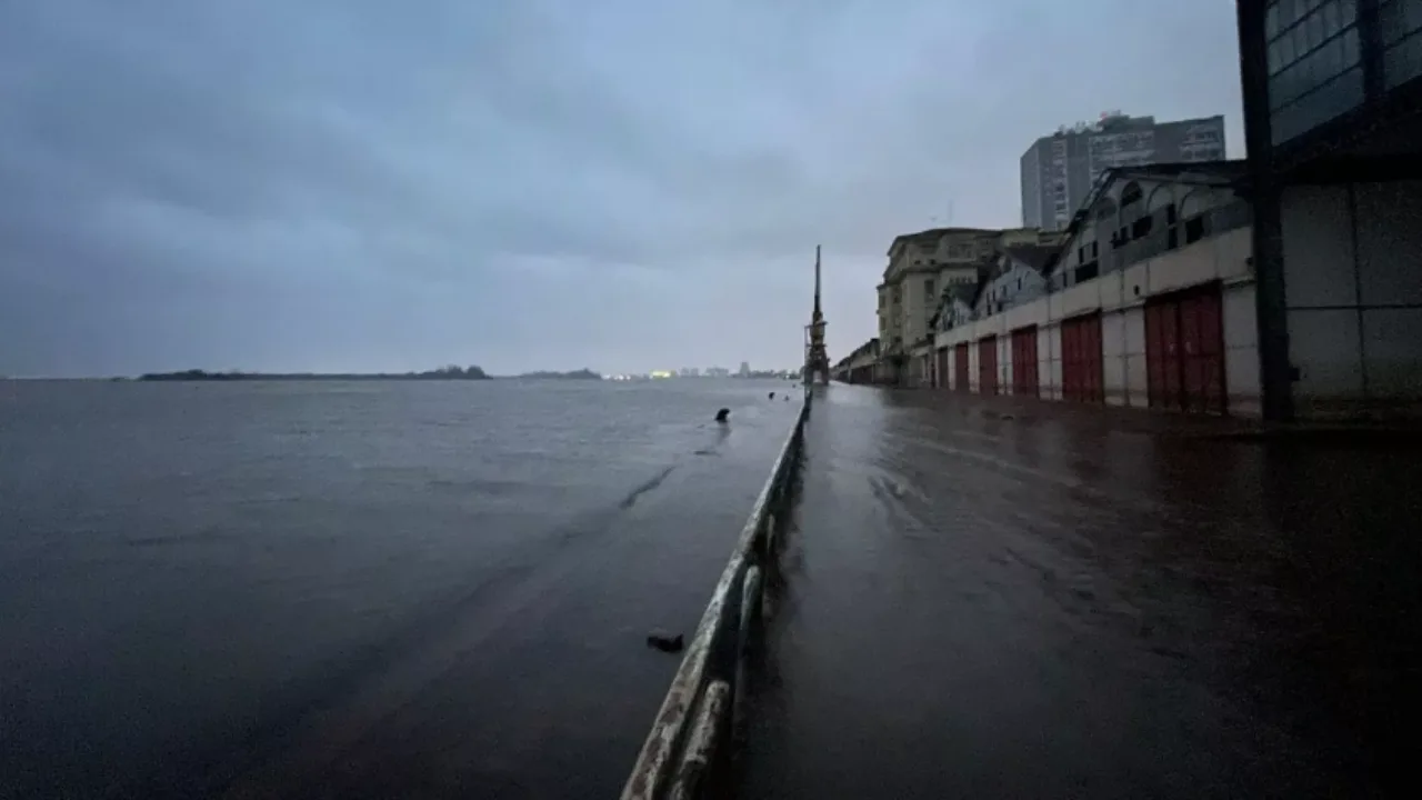 Nível do Guaíba volta a subir e inunda ruas de Porto Alegre