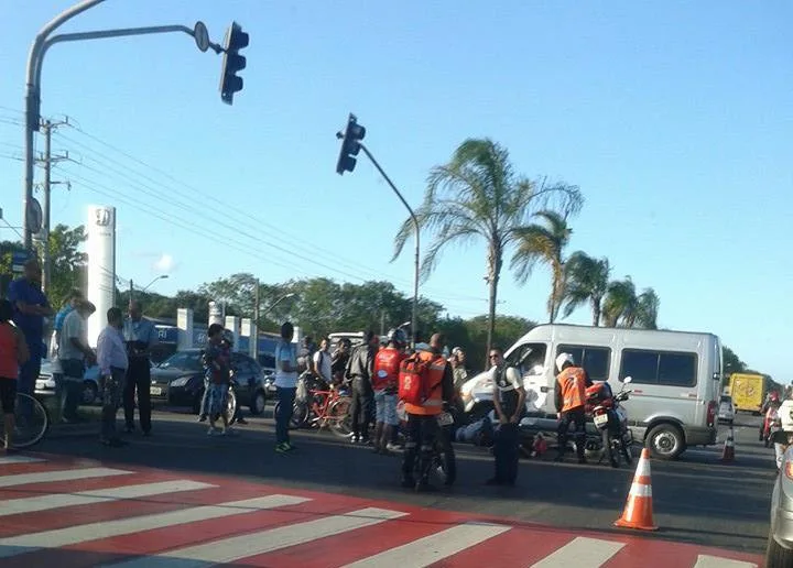 Motociclista fica ferido após acidente com carro em Vitória